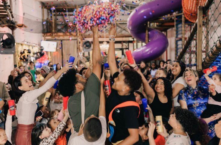 Crianças e família comemorando em festa no Jack Kingdom