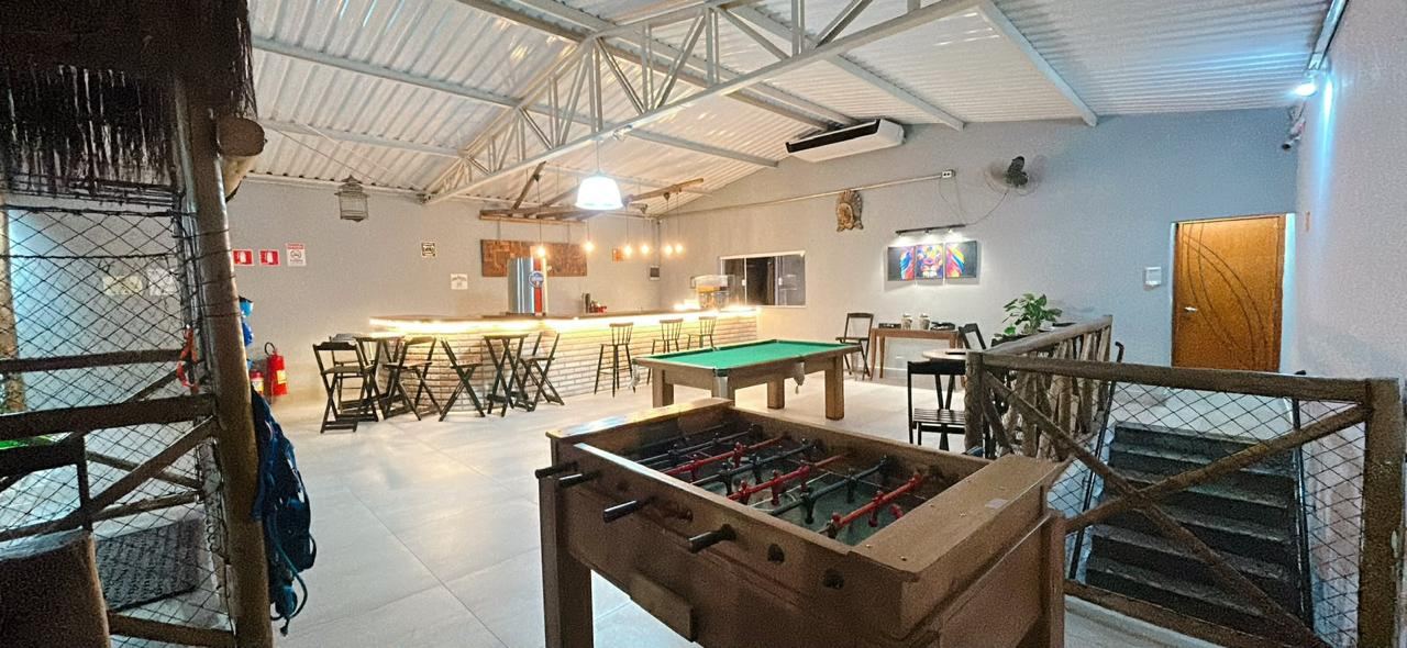 Mezanino do Jack Kingdom, com bar, sinuca e pebolim